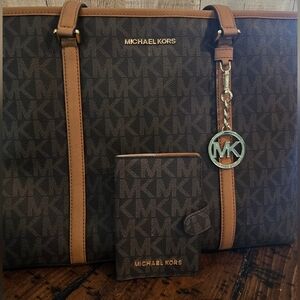 MICHAEL KORS Sady Large Weekender Travel Laptop Tote Bag With Passport Wallet